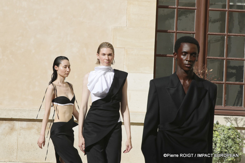 Les mannequins présentent la collection Homme Printemps-Été 2027 de Valette Studio lors de la Fashion Week de Paris, au Quadrilatère des Archives. Intitulée « Dandys Dada », la collection explore un dialogue entre constructivisme et dadaïsme, mêlant tailoring architectural, volumes revisités et nouvelles silhouettes plus fluides.
© Pierre ROIGT / IMPACT EUROPEAN