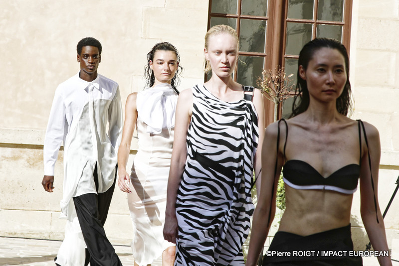 Les mannequins présentent la collection Homme Printemps-Été 2027 de Valette Studio lors de la Fashion Week de Paris, au Quadrilatère des Archives. Intitulée « Dandys Dada », la collection explore un dialogue entre constructivisme et dadaïsme, mêlant tailoring architectural, volumes revisités et nouvelles silhouettes plus fluides.
© Pierre ROIGT / IMPACT EUROPEAN