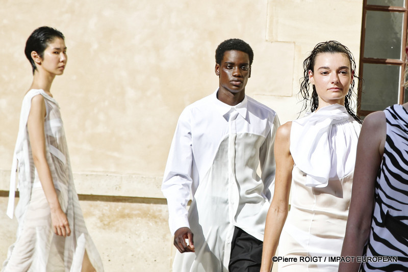Les mannequins présentent la collection Homme Printemps-Été 2027 de Valette Studio lors de la Fashion Week de Paris, au Quadrilatère des Archives. Intitulée « Dandys Dada », la collection explore un dialogue entre constructivisme et dadaïsme, mêlant tailoring architectural, volumes revisités et nouvelles silhouettes plus fluides.
© Pierre ROIGT / IMPACT EUROPEAN
