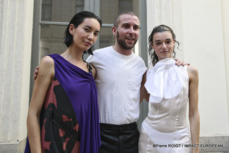 Les mannequins présentent la collection Homme Printemps-Été 2027 de Valette Studio lors de la Fashion Week de Paris, au Quadrilatère des Archives. Intitulée « Dandys Dada », la collection explore un dialogue entre constructivisme et dadaïsme, mêlant tailoring architectural, volumes revisités et nouvelles silhouettes plus fluides.
© Pierre ROIGT / IMPACT EUROPEAN