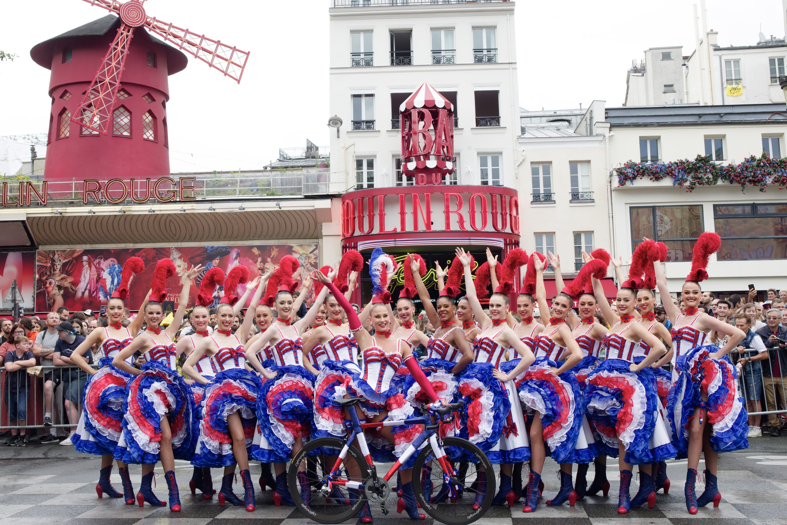 Danseuses du Moulin Rouge en costume French Cancan - Tour de France - Copyright Philippe Wojazer - Moulin Rouge