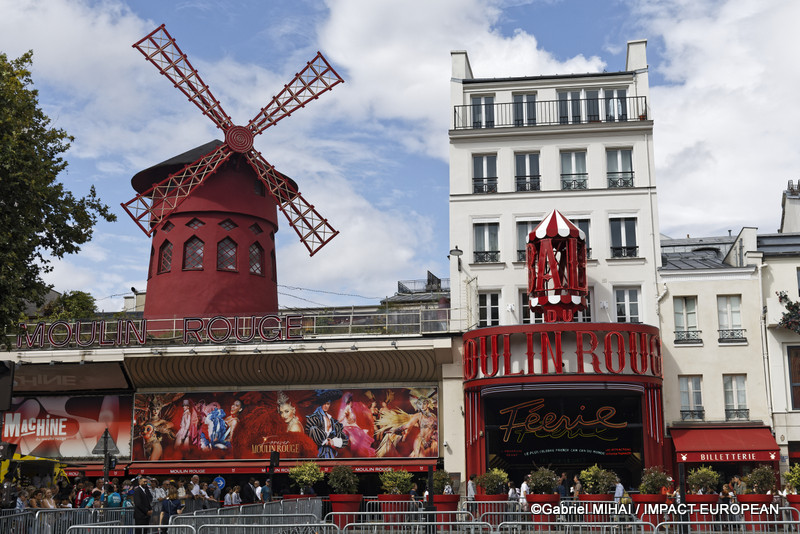 Façade du Moulin Rouge, place Blanche à Paris, avant les animations organisées pour la dernière étape du Tour de France.