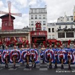 Les danseuses du Moulin Rouge composent l'inscription « TOUR DE FRANCE » devant le cabaret.