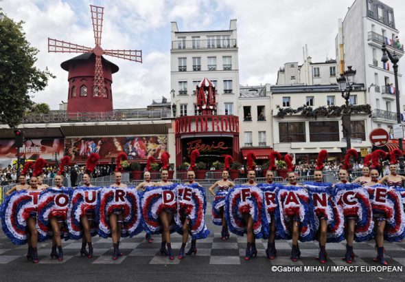 Les danseuses du Moulin Rouge composent l'inscription « TOUR DE FRANCE » devant le cabaret.