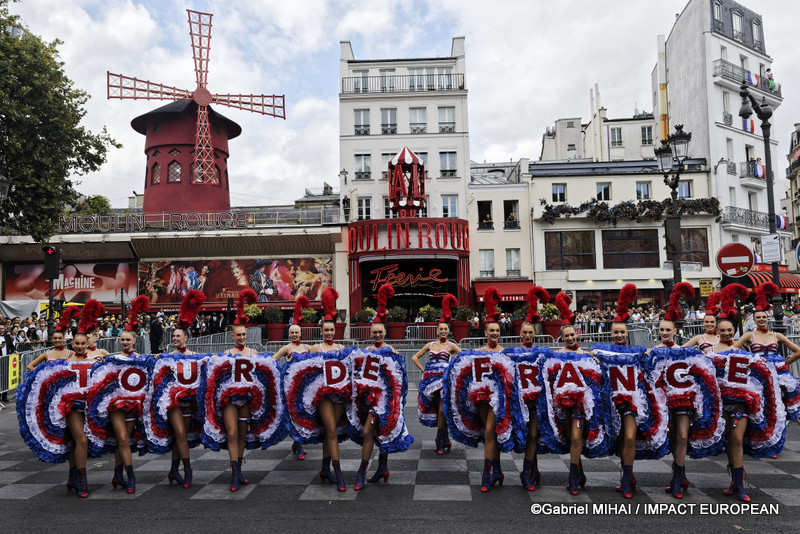 Les danseuses du Moulin Rouge composent l'inscription « TOUR DE FRANCE » devant le cabaret.