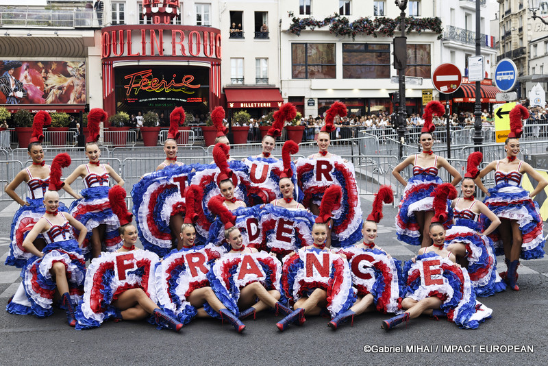 Les danseuses du Moulin Rouge posent devant leur cabaret en formant l'inscription « TOUR DE FRANCE » lors des animations de la dernière étape du Tour de France à Paris.