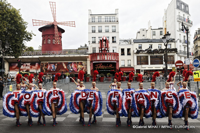 Les danseuses du Moulin Rouge présentent le tableau « TOUR DE FRANCE » devant le célèbre cabaret de la place Blanche à Paris.