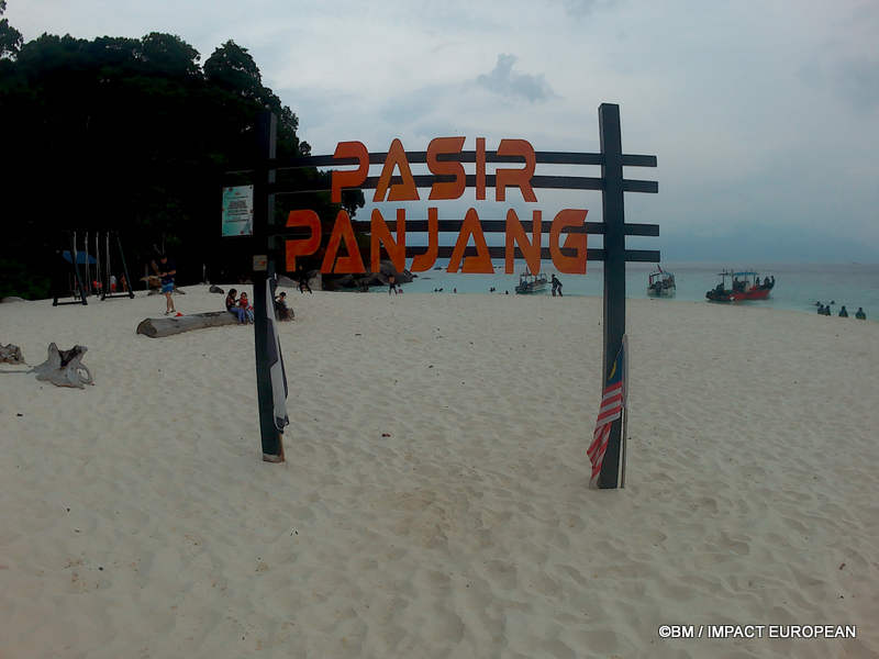 From rainforest-covered mountains to coral gardens beneath the South China Sea, Tioman Island reveals one of Malaysia's richest natural ecosystems. / Entre plages de sable blanc, jungle tropicale et récifs coralliens d'une richesse exceptionnelle, l'île de Tioman et les îles environnantes offrent l'un des plus beaux paysages naturels de Malaisie. Photo: BM - IMPACT EUROPEAN