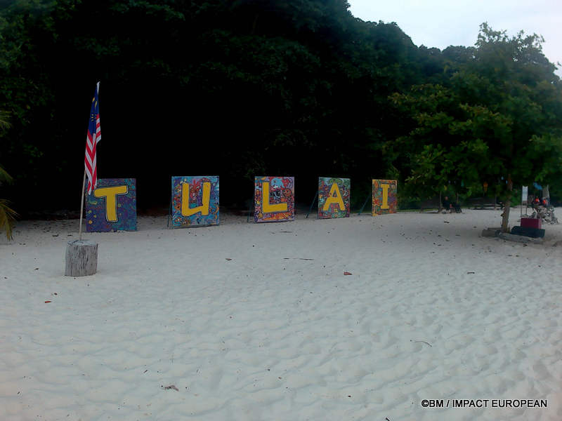 From rainforest-covered mountains to coral gardens beneath the South China Sea, Tioman Island reveals one of Malaysia's richest natural ecosystems. / Entre plages de sable blanc, jungle tropicale et récifs coralliens d'une richesse exceptionnelle, l'île de Tioman et les îles environnantes offrent l'un des plus beaux paysages naturels de Malaisie. Photo: BM - IMPACT EUROPEAN