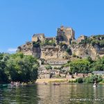 Château de Beynac dominant le village et les canoës sur la Dordogne dans le Périgord Noir