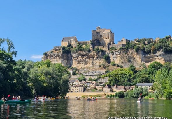 Château de Beynac dominant le village et les canoës sur la Dordogne dans le Périgord Noir