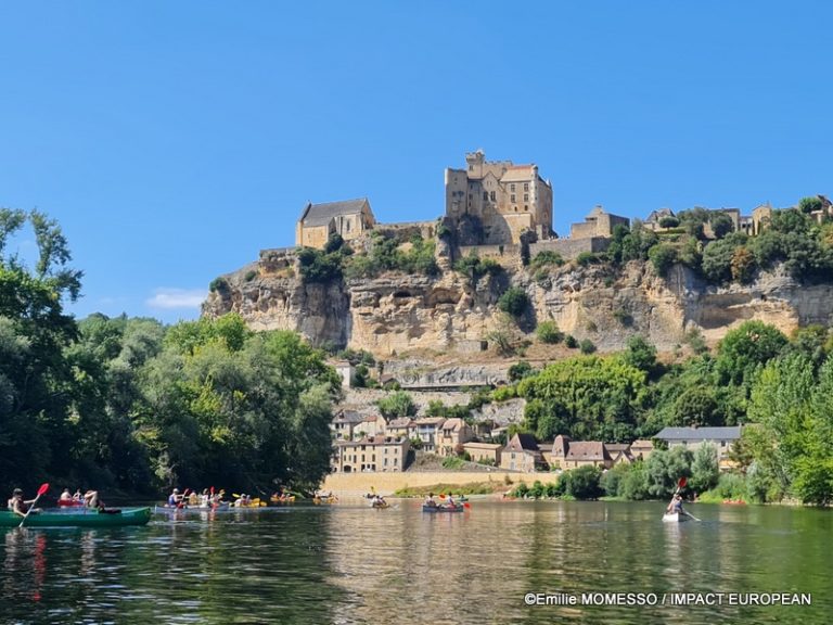 Château de Beynac dominant le village et les canoës sur la Dordogne dans le Périgord Noir