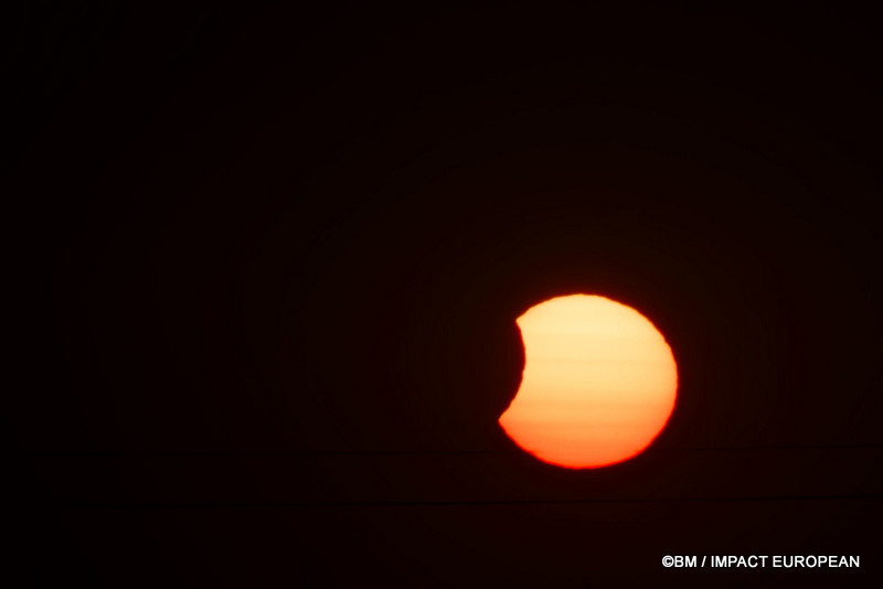 Le Soleil partiellement masqué par la Lune descend vers l’horizon lors de l’éclipse du 12 août 2026. © BM / IMPACT EUROPEAN