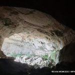 Porche monumental de la grotte du Mas-d’Azil traversée par l’Arize en Ariège