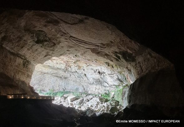 Porche monumental de la grotte du Mas-d’Azil traversée par l’Arize en Ariège