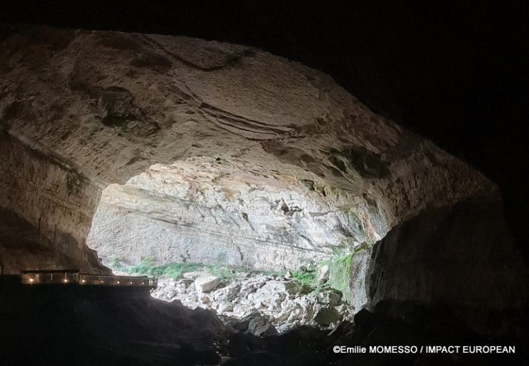 Porche monumental de la grotte du Mas-d’Azil traversée par l’Arize en Ariège