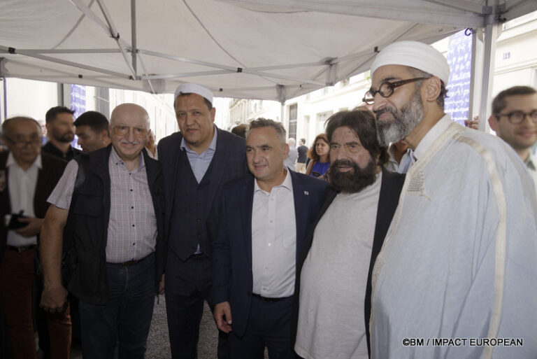 Marek Halter et ses invités lors de la réception précédant Roch Hachana 5787 à Paris, le 6 septembre 2026.