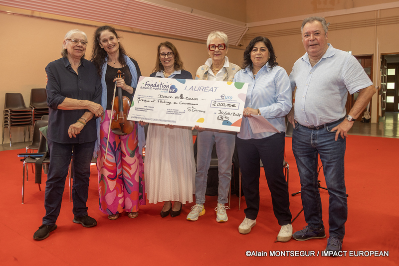 Remise de chèque par la Fondation Banque Populaire du Sud en soutien à un projet de défense de la culture en milieu rural