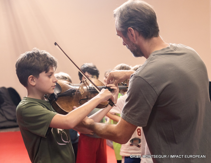 Damien Bec, apprend comment tenir le violon